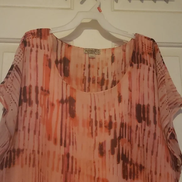 Pink Dressy top with pink studs at shoulder - Picture 2 of 6